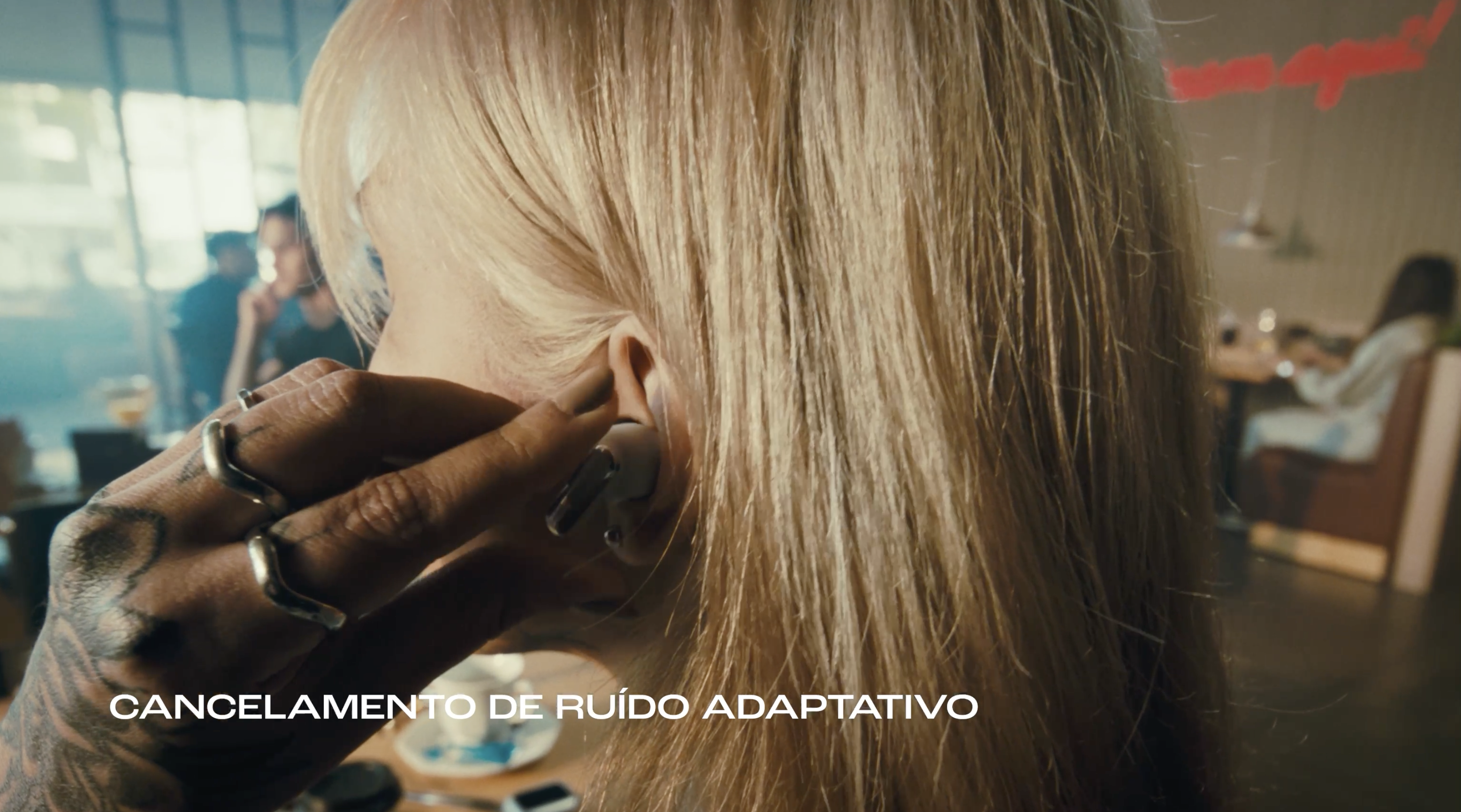 Frame do comercial da JBL para o produto Live 3